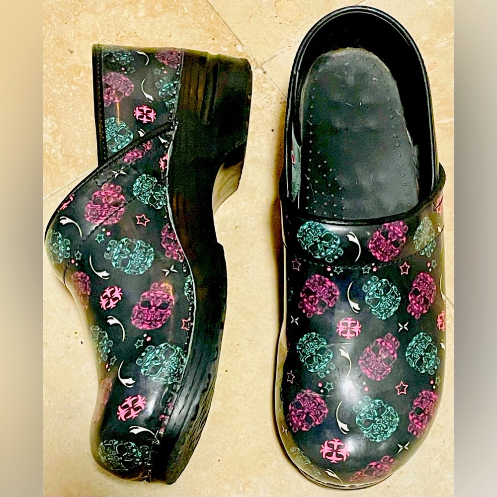 Sanita the original danish clog black with multicolored skulls size 43